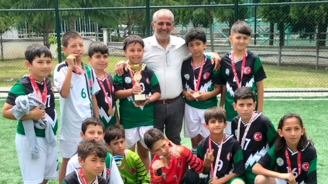 İLKOKULLAR ARASI FUTBOL TURNUVASINDA İLÇE 3. OLDUK